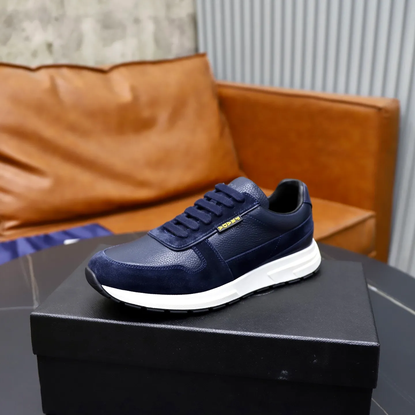 Factory price: 740💰Top original order Brand: PRADA (Prada) Standard code: Men's size 38/44 (45 can be customized) Grade: Same as the official website Material: Original cowhide stitching imported cowhide lining Original combination two-color wear-resistant soft outsole Style category: Leisure and sports version Young fashion European and American trend British style Color: Real picture color